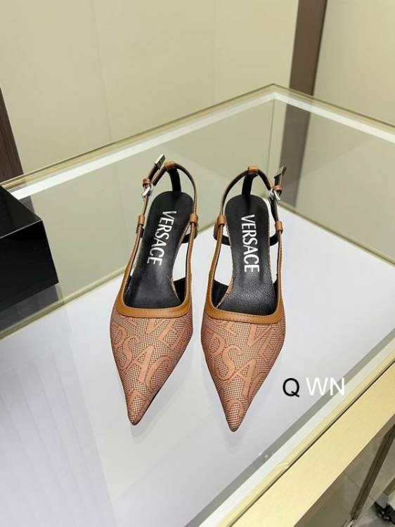 Picture of Versace Shoes _SKUVersacesz35-406CMWN100220402
